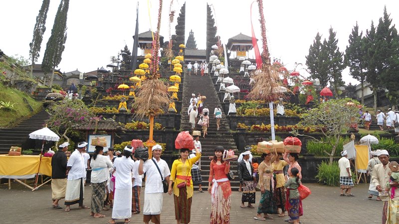 The Besakih Temple Tour is one of Bali's most popular day trips. escort you on excursions to the largest and holiest sites on the island. Also visit Tohpati and Celuk village and stop at Klungkung.